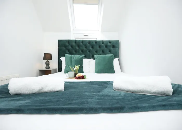 Palmers Place By N And N Worker Friendly In Bradley Stoke With Private Parking And Fast Wifi, Long Welcome * Bristol