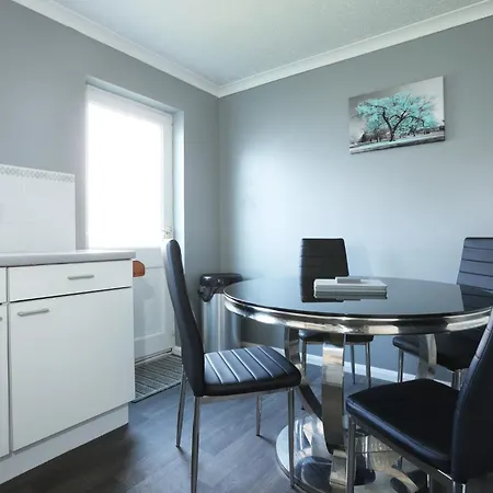Palmers Place By N And N Stays, Great Location Close To Aztec West And Main Travel Routes, Perfect For Workers, Contractors Or A Short Break, Great Disc For Long Available Apartment Bristol