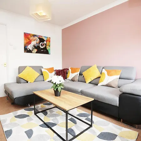 Palmers Place By N And N Stays, Great Location Close To Aztec West And Main Travel Routes, Perfect For Workers, Contractors Or A Short Break, Great Disc For Long Available Bristol